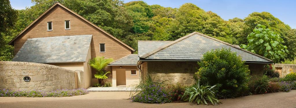 Lot: 40 - STUNNING CONTEMPORARY HOUSE AND DETACHED BOATHOUSE ON A PLOT OF AROUND TWO ACRES FEATURING AWARD-WINNING GARDENS - The Main House from the Front